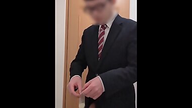 仕事帰りのリーマンがゴムの中に溜めた精液をぶっぱなす！！【サンプル動画】