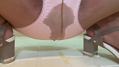 【素人】人妻が臭い汚パンティ＆パンストでお漏らし放尿 Amateur MILF Pissing OMORASHI in Dirty Panties & Pantyhose