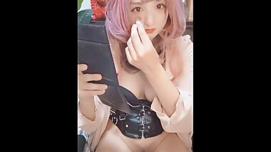 A Transvestite who makes up while Putting out the Crotch