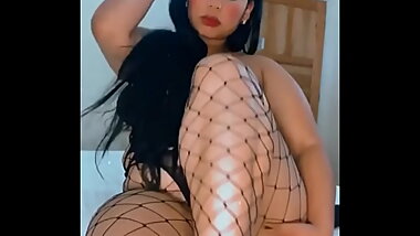 Sexi maestra se masturba en su habitaci&oacute_n y se folla su h&uacute_medo y lindo pussy.