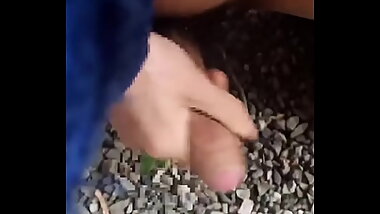 野外でおなにーして恥ずかしがりながらいく18歳