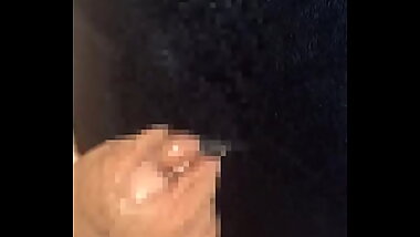 包皮に溜めた我慢汁でちんちんをいじる男の子