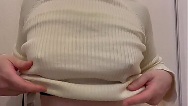 薄手ニットで乳首いじり