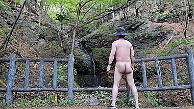 ブラホーケー　12～道路わきの滝の前で包茎チンポをぶらぶらさせて来ました