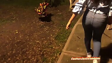 ENCUENTRO A CHICA EN EL PARQUE Y LA INVITO A JUGAR CON MI VERGA