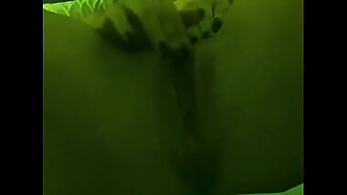 O que ela faz debaixo do len&ccedil_ol quando todos v&atilde_o para a cama na hora do sono